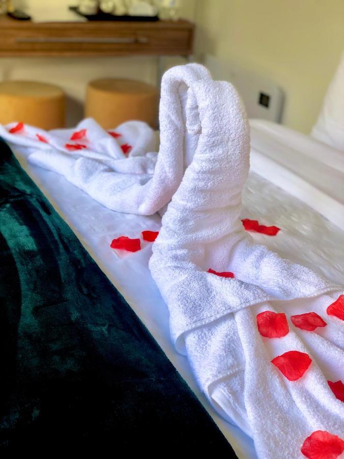 סלפורד Meezee Pearl Double Bed Lodge With Free Parking מראה חיצוני תמונה