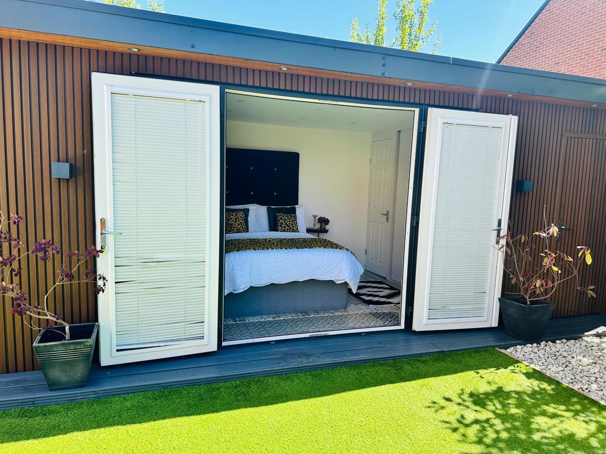 סלפורד Meezee Pearl Double Bed Lodge With Free Parking מראה חיצוני תמונה
